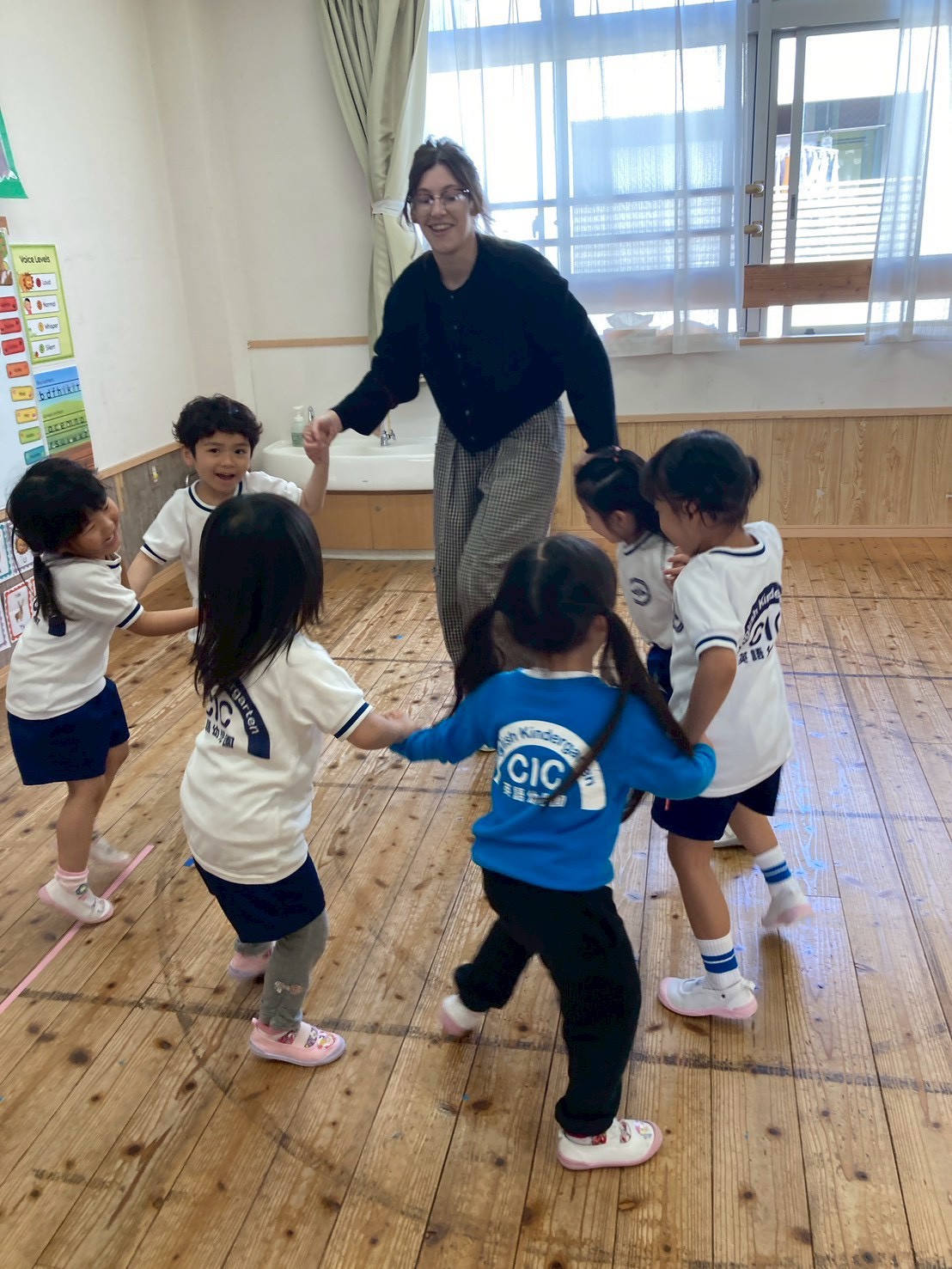 室内で身体を動かす活動の様子