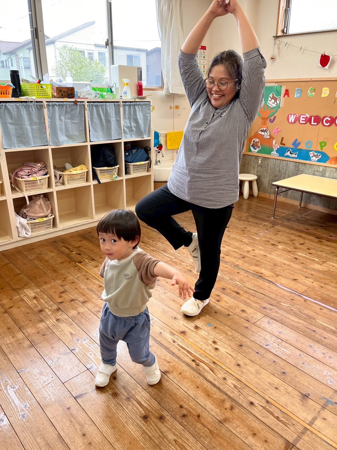 先生と子どもが身体を動かす活動の様子