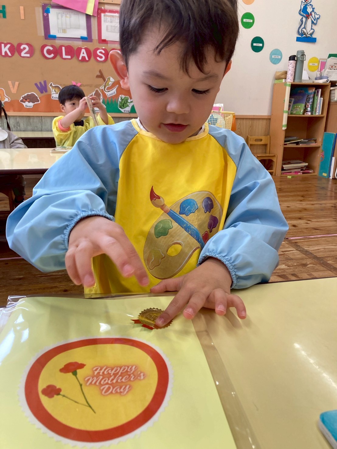 制作活動に取り組む子ども