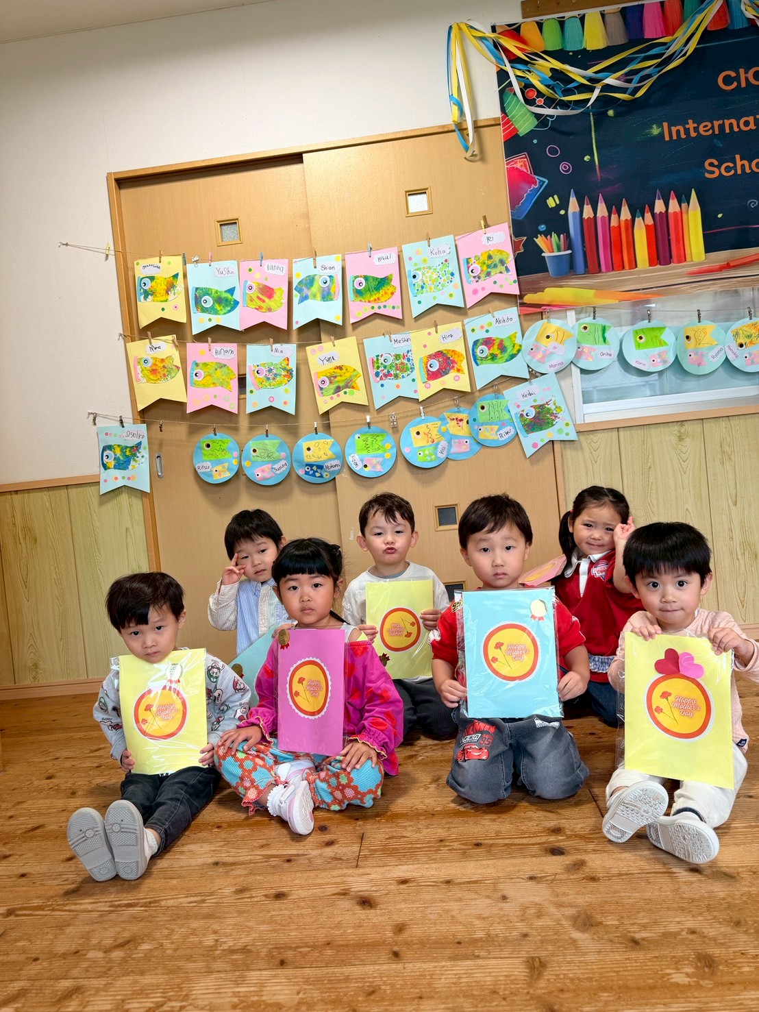 制作物を持った子どもたち