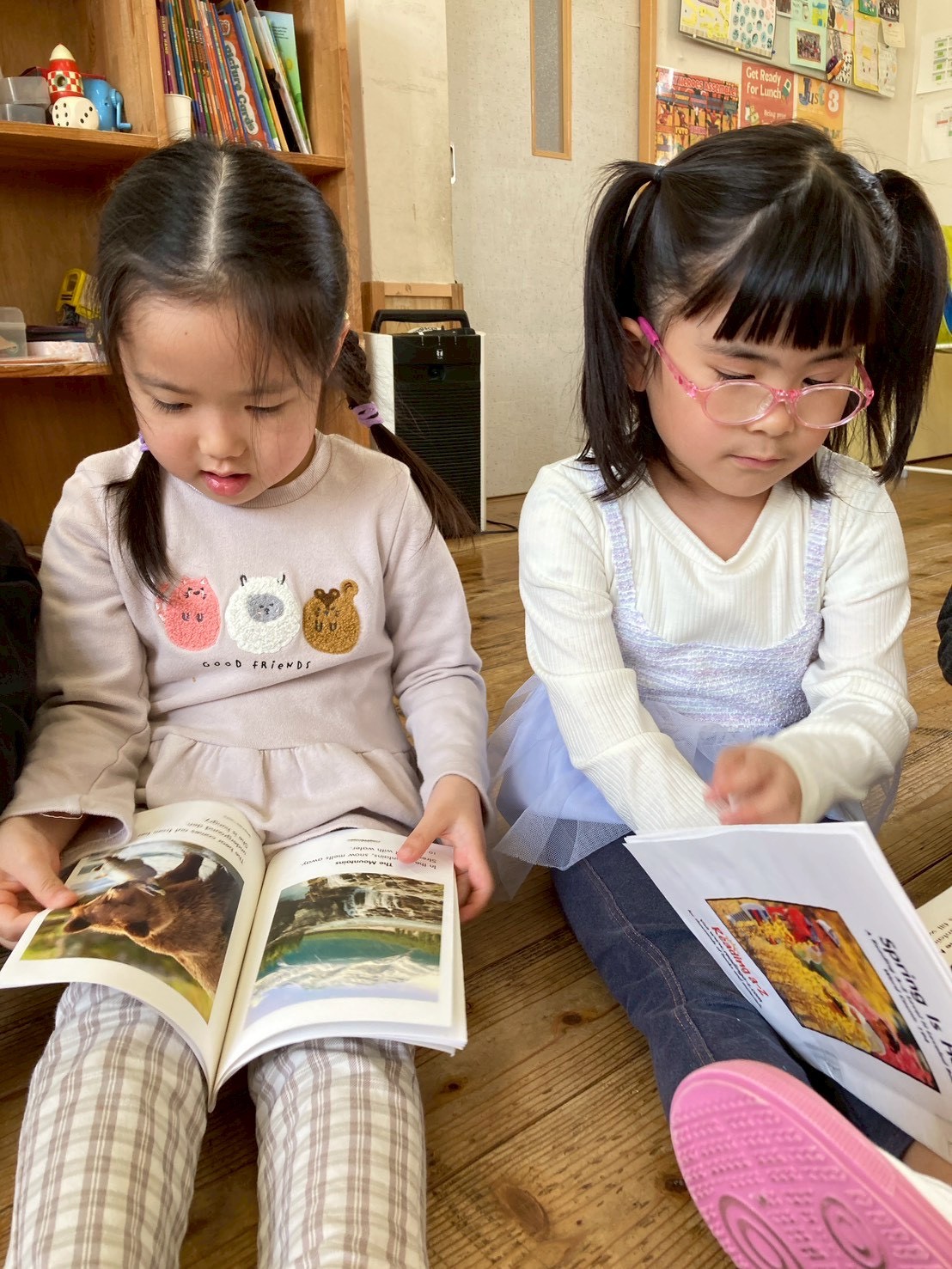 英語の本を読む子どもたち