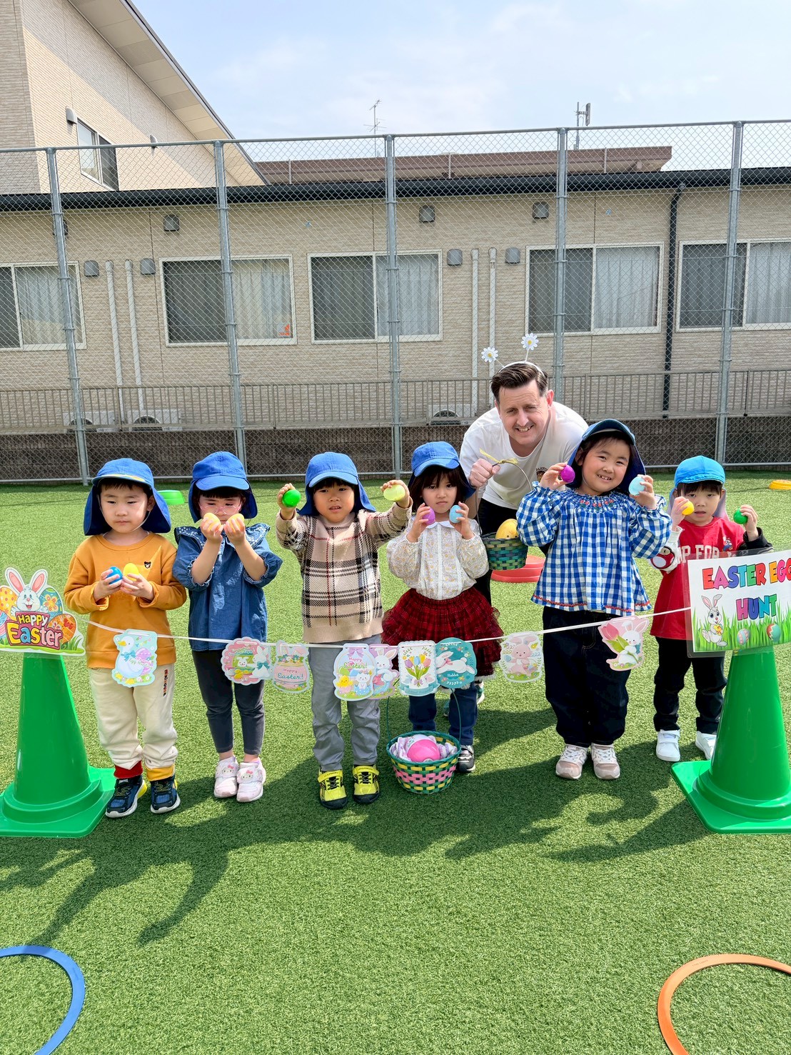 屋外イベントでの集合写真